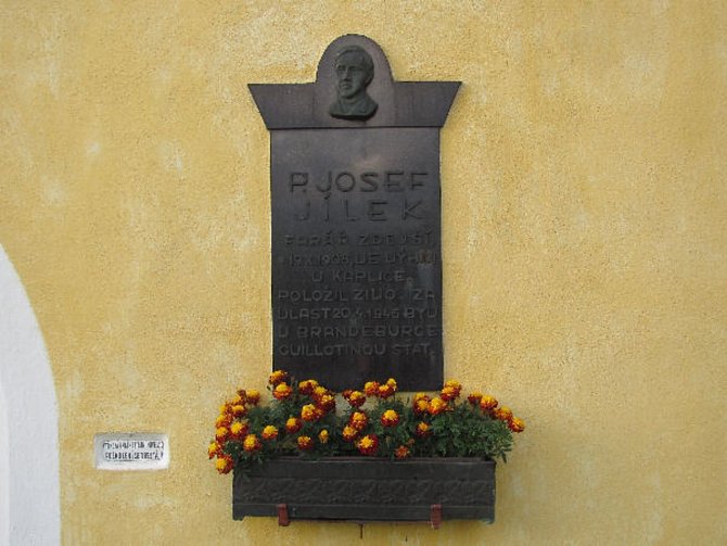 Katovice - V roce 2008 při oslavách 100 let od narození pátera Josefa Jílka byla odkryta na kostele sv. Filipa a Jakuba pamětní deska.