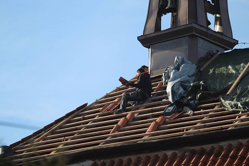 Obnovy krovů a střechy kostela.