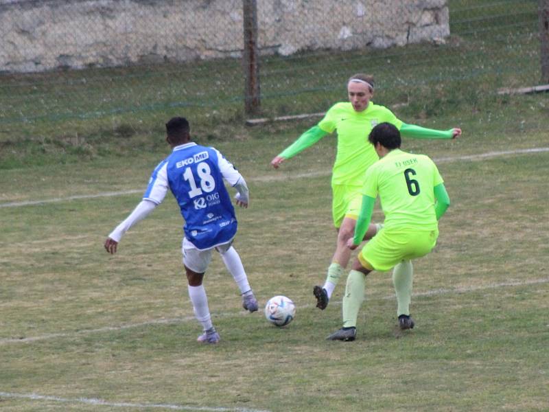 Po výhře nad béčkem Táborska (na snímku) dokázali fotbalisté Oseka bodovat i v Třeboni.