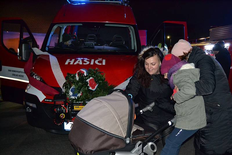 Obrazem: Ve Střelských Hošticích byl dnes hasičům s požehnáním předán k užívání dopravní automobil Iveco Daily. Vozidlo je určeno pro evakuaci a nouzové zásobování obyvatel obce v případě mimořádných událostí a rizik. Největší radost z obřího auta měly dě