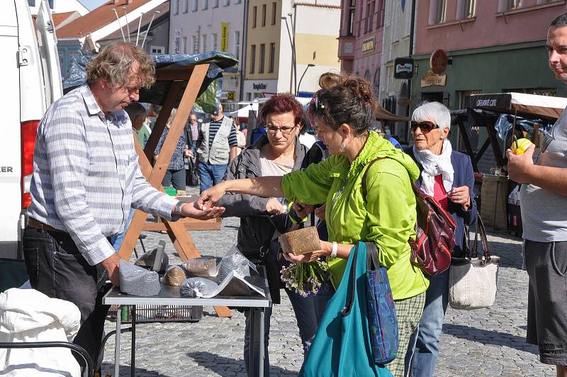 Na Velkém náměstí pod radnicí ve Strakonicích bylo možno v pátek 20. září navštívit podzimní farmářský trh, který zde funguje už devátým rokem.