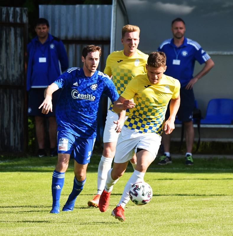 Fotbalová divize: Katovice - Jindřichův Hradec 1:0 (1:0).