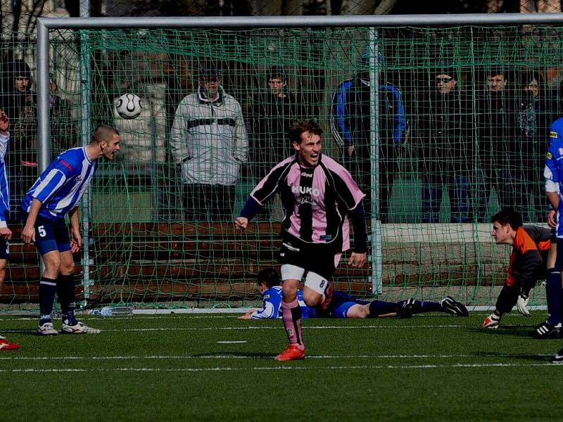 Fotbalisté Strakonic v Domažlicích celý zápas vedli, nakonec ale jen remizovali 4:4.