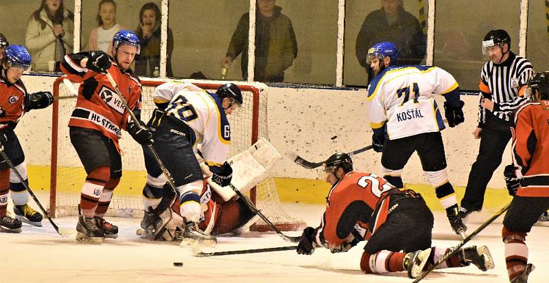 Semifinále play off hokejistů: HC Strakonice - J. Hradec 2:3 po prodloužení.