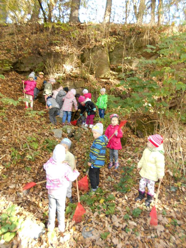 Strakonice - Děti z MŠ Spojařů vyčistily studánku Skleněnka  na Podskalí