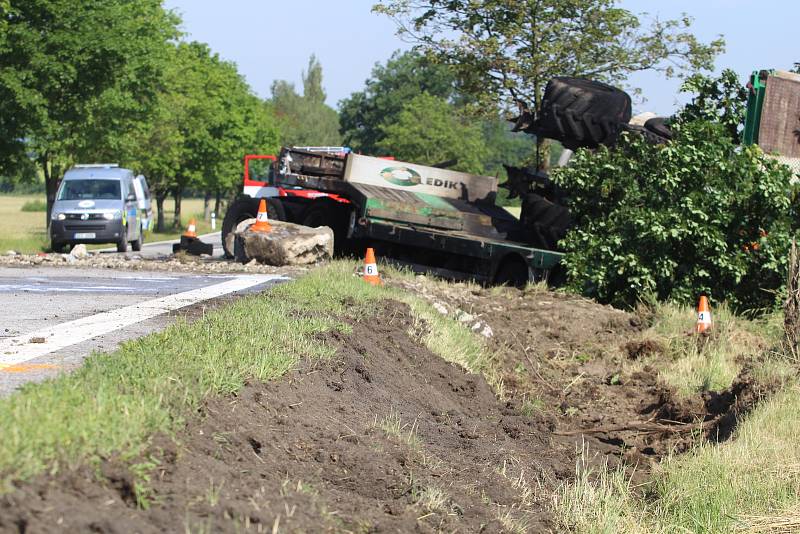 Tragická nehoda se stala dnes 19. června 2019 ráno u Libějovic na Vodňansku. Řidič kamionu z dosud neznámých příčin havaroval a v kamionu uhořel.