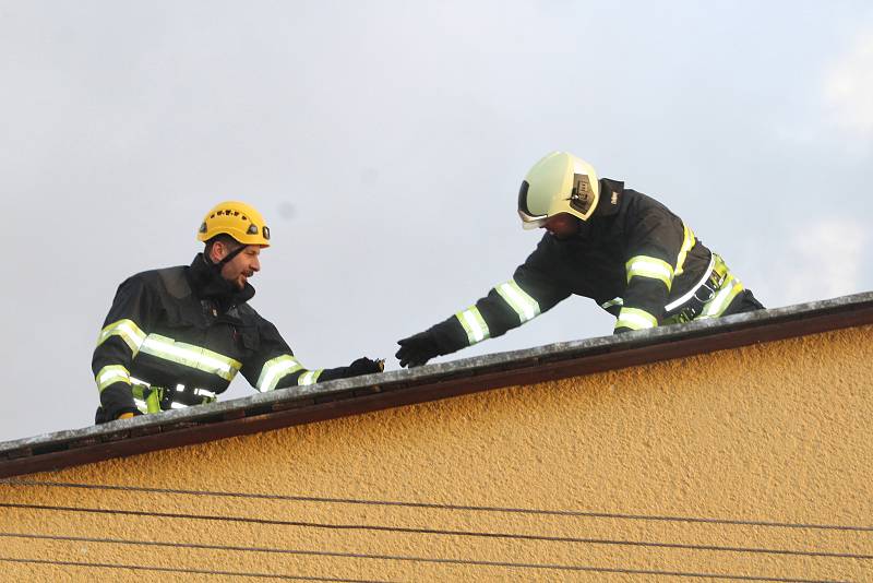 Oprava střechy v ulici Budovatelská ve Strakonicích.