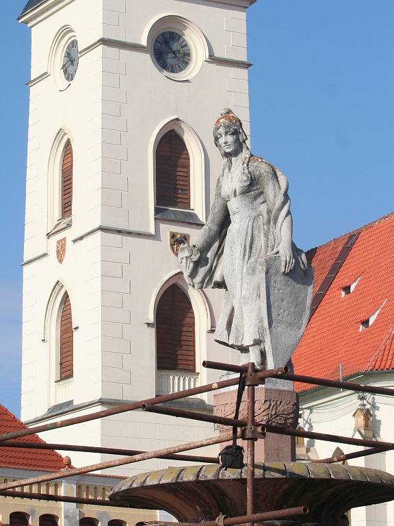 Demontáž sochy Svobody z kašny ve Vodňanech.