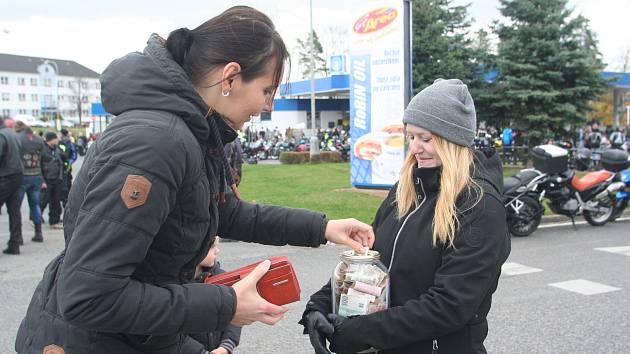 Na tříletého chlapce vybírali také motorkáři.