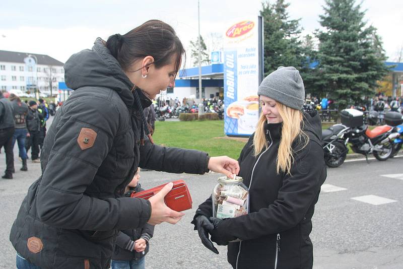 Na tříletého chlapce vybírali také motorkáři.