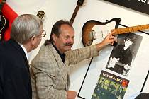Česká kytara, výstava unikátní sbírky českých elektrických kytar sběratele Jiřího Janků (na snímku s Ladislavem Kořánem) byla 5. května zahájena v muzeu v Blatné.