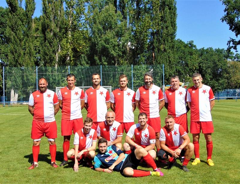 Pro Jakoubka hrály fotbal i výběry fanoušků Slávie a Sparty Praha.