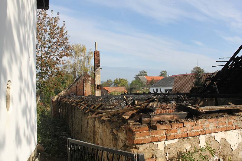 Požár v obci Sedlíkovice zničil celý objekt.