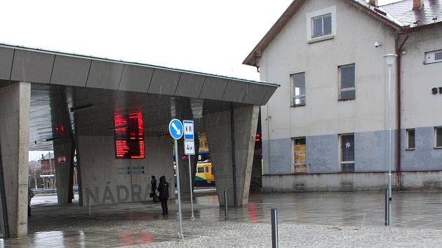 Dopravní terminál na strakonickém autobusovém nádraží už slouží cestujícím. Vpravo je vidět budova vlakového nádraží, která na modernizaci ještě čeká.