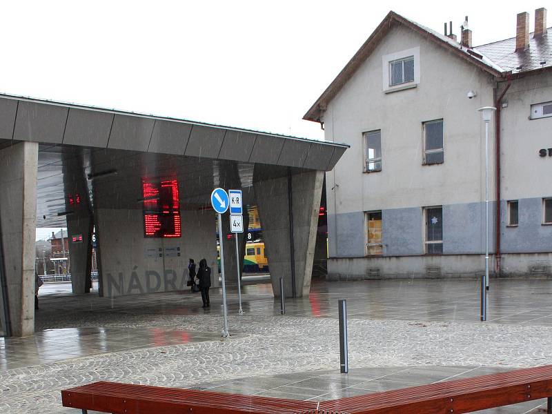 Dopravní terminál na strakonickém autobusovém nádraží už slouží cestujícím. Vpravo je vidět budova vlakového nádraží, která na modernizaci ještě čeká.