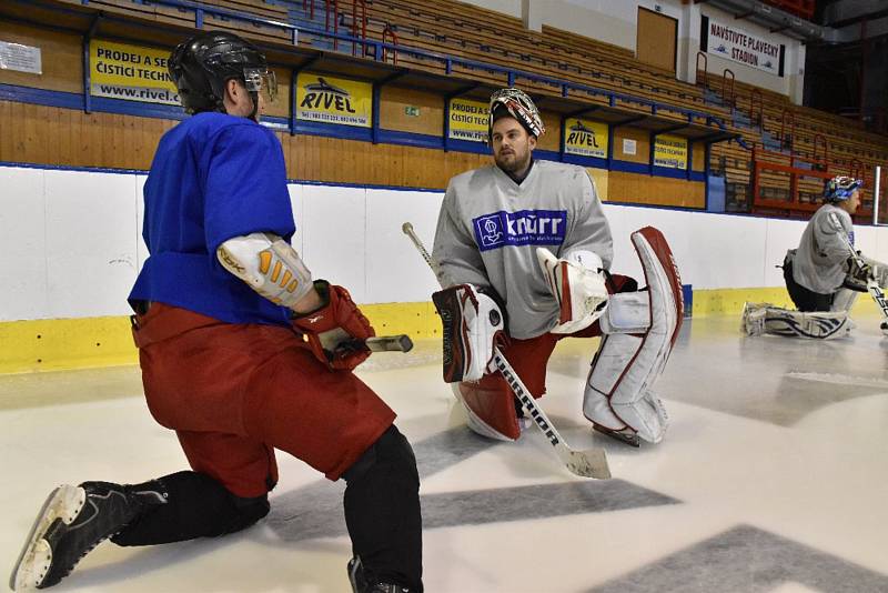 Hokejisté Strakonic už se připravují na ledě.