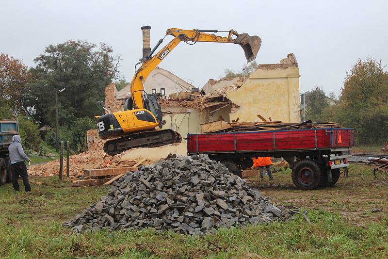 Demolice budovy nádraží v Bělčicích.