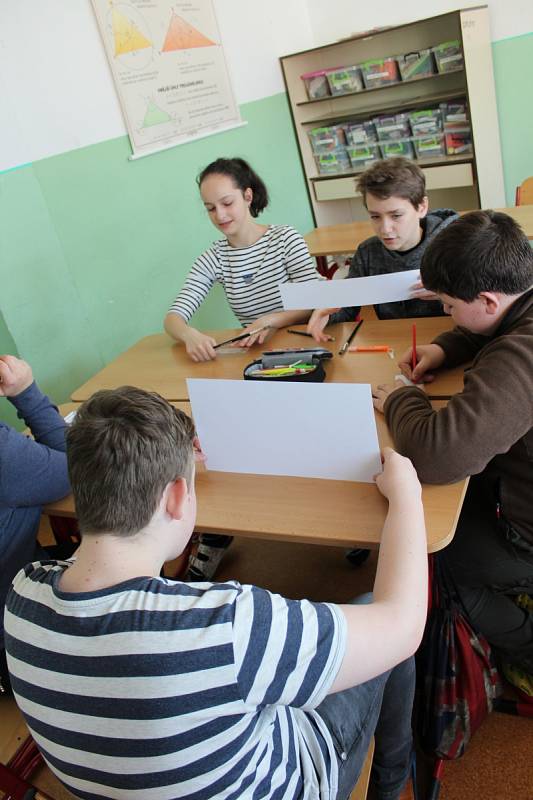 Žáci ZŠ Krále Jiřího z Poděbrad řešili v rámci projektového dne ekologii a její celkovou problematiku.