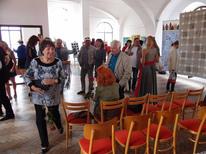 V těchto dnech vládnou ve Vodňanské synagoze barvy.