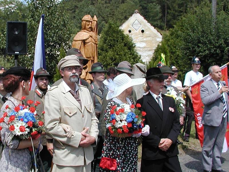 Součástí setkání rodáků v Tažovicích bylo odhalení sochy sv. Floriana