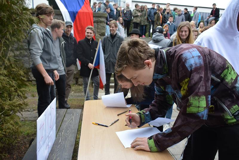 Studenti z Vyšší odborné a Střední průmyslové školy ve Volyni při akci Vyjdi ven!