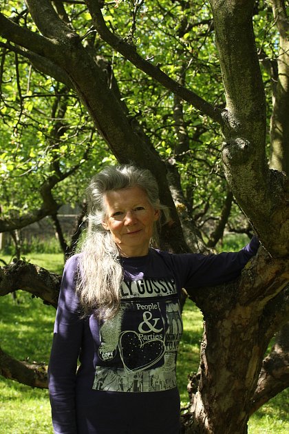 V domě s modrými vraty a zahradou se starým jabloňovým sadem žije v Újezdě nedaleko Vodňan malířka Alena Králíčková.