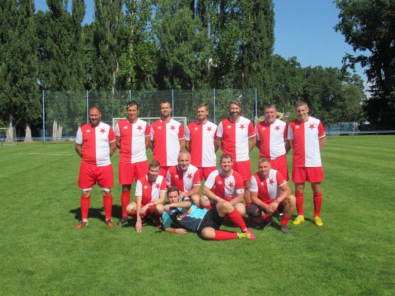 Pro Jakoubka hrály fotbal i výběry fanoušků Slávie a Sparty Praha.