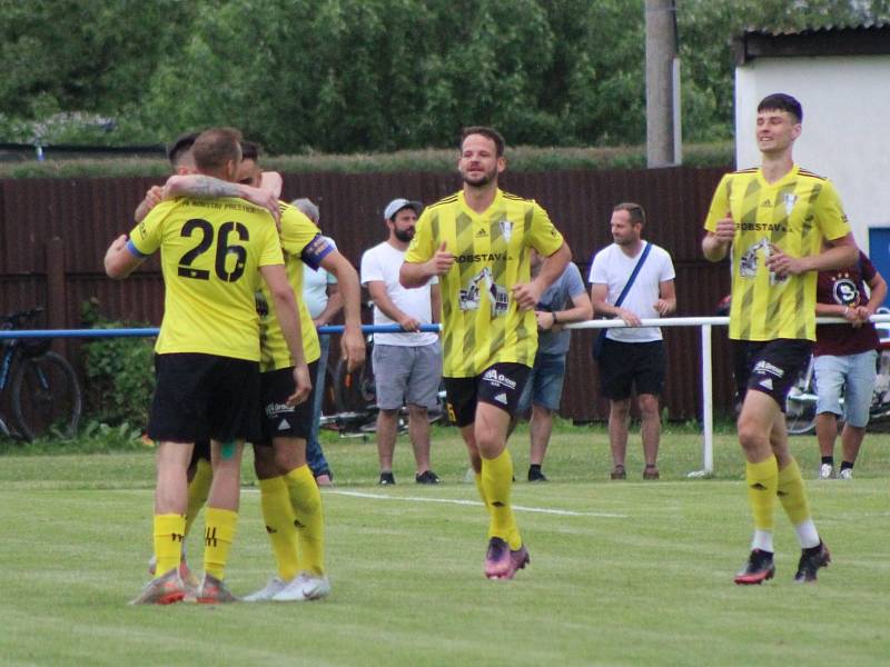 Fotbalová divize: Otava Katovice - Robstav Přeštice 1:2 (0:0).