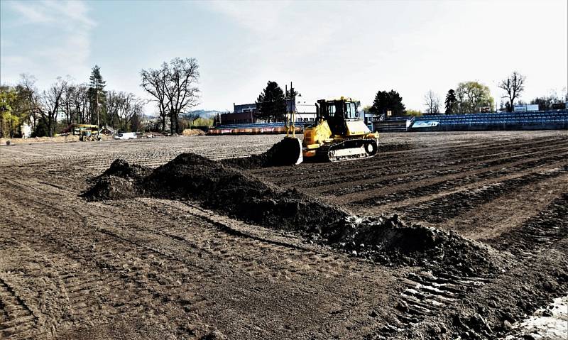 Rekonstrukce Křemelky rychle pokračuje, ve středu již byla plocha připravena na zasetí trávy.