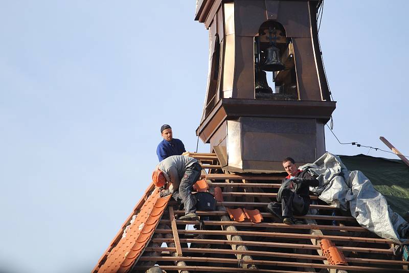 Obnovy krovů a střechy kostela.