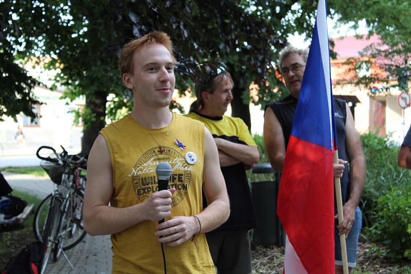 Na demonstraci spolku Milion chvilek pro demokracii ve Vodňanech promluvil v úterý 11. června i zakladatel a hlavní postava tohoto spolku Mikuláš Minář.