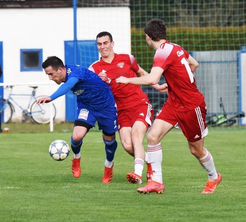 Fotbalová divize: Otava Katovice - Petřín Plzeň 3:0 (2:0).