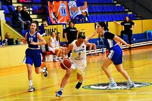 Strakonické basketbalistky (v bílém s Aritmou) vstoupí do play off sérií s Havířovem.