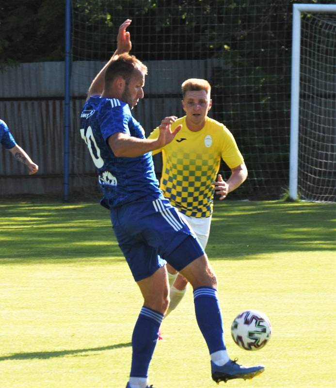 Fotbalová divize: Katovice - Jindřichův Hradec 1:0 (1:0).