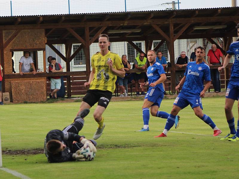 Fotbalová divize: Otava Katovice - Robstav Přeštice 1:2 (0:0).