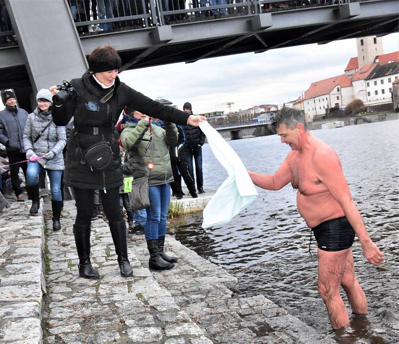 Otužilci přivítali Nový rok také ve Strakonicích.