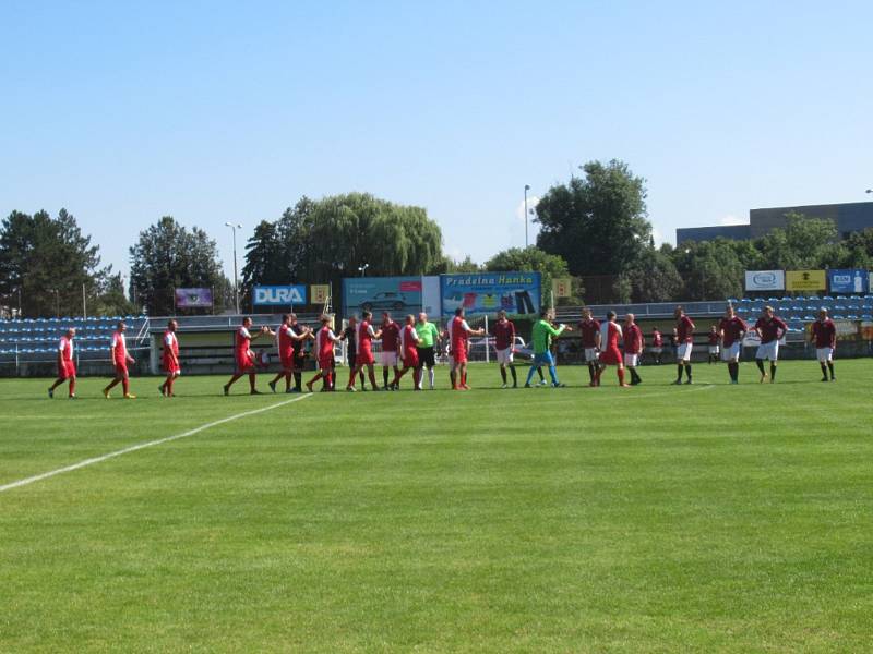 Pro Jakoubka hrály fotbal i výběry fanoušků Slávie a Sparty Praha.