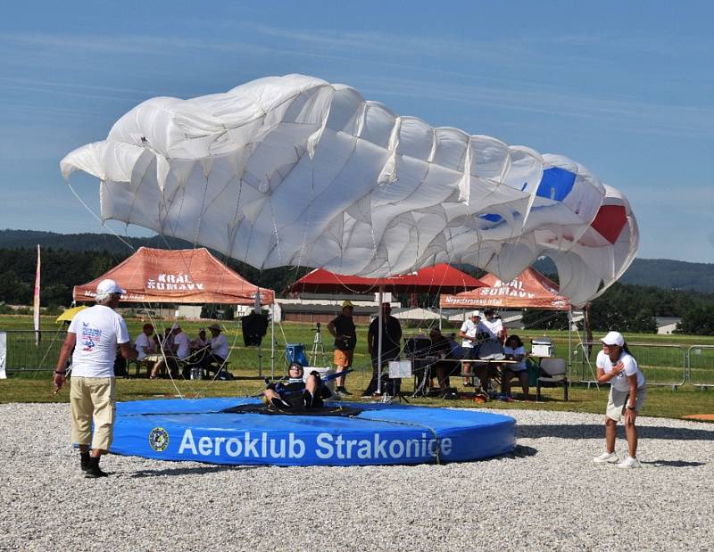 V rámci MS parašutistů se závodilo v přesnosti přistání.