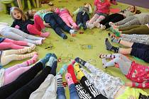 Každou ponožku jinou oblékly minulý týden ve čtvrtek děti ze školky v Řepici. Připojily se totiž k Světovému dni Downova syndromu, kterému se říká také Ponožkový den.