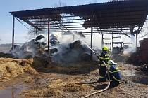 Hasiči v Truskovicích na Strakonicku likvidovali přes 24 hodin požár skladu sena a dříví.