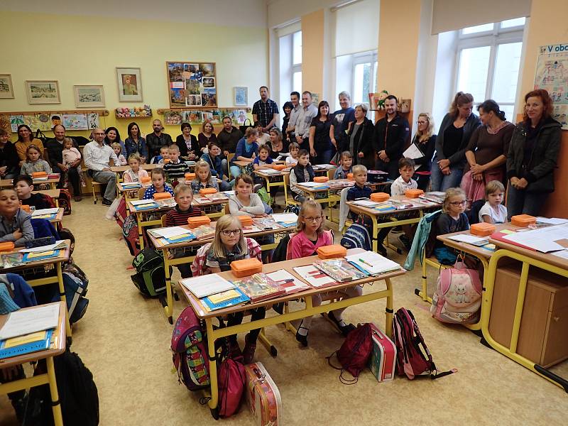 Fotografie prvňáčků ze třídy 1.A a 1.B ze Základní školy a Gymnázia Vodňany, budova Alešova.