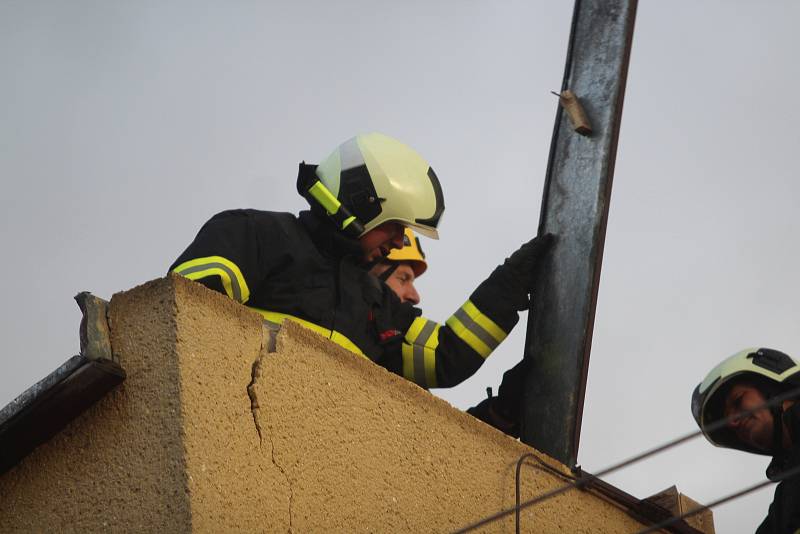 Oprava střechy v ulici Budovatelská ve Strakonicích.