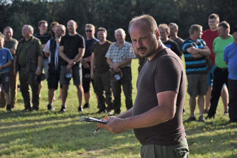 O pohár předsedy Mysliveckého spolku Kamenná Chrášťovice.