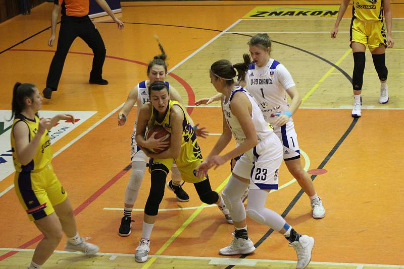 Basketbalistky Strakonic porazily Slovanku 77:71.