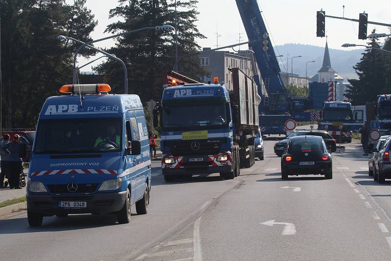 Nebezpečná lávka ve Strakonicích na Míru byla demontovaná.