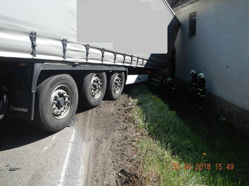 Tragicky skončil střet osobního vozidla s kamionem u Volyně v pondělí 30. dubna. Na místě nehody zemřely dvě osoby, třetí byla s vážnými zraněními letecky transportována do nemocnice.