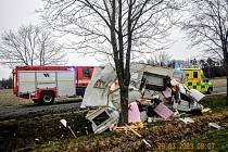 Po nárazu do stromu řidiče transportoval vrtulník do českobudějovické nemocnice.