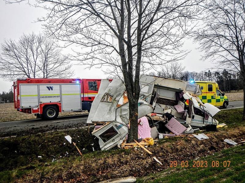 Po nárazu do stromu řidiče transportoval vrtulník do českobudějovické nemocnice.