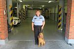 Policistka Eva Ulmová na služebně ve Volyni se svou fenkou loveckého psa bloodhound, čtyřměsíční Odettou.