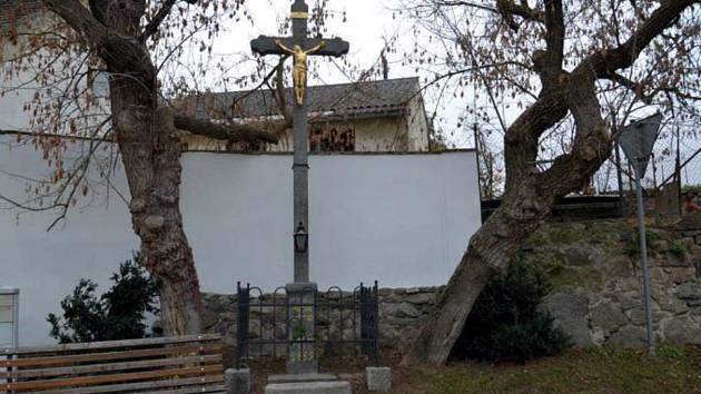 Kříž na Hradčanech ve Volyni prošel rekonstrukcí.